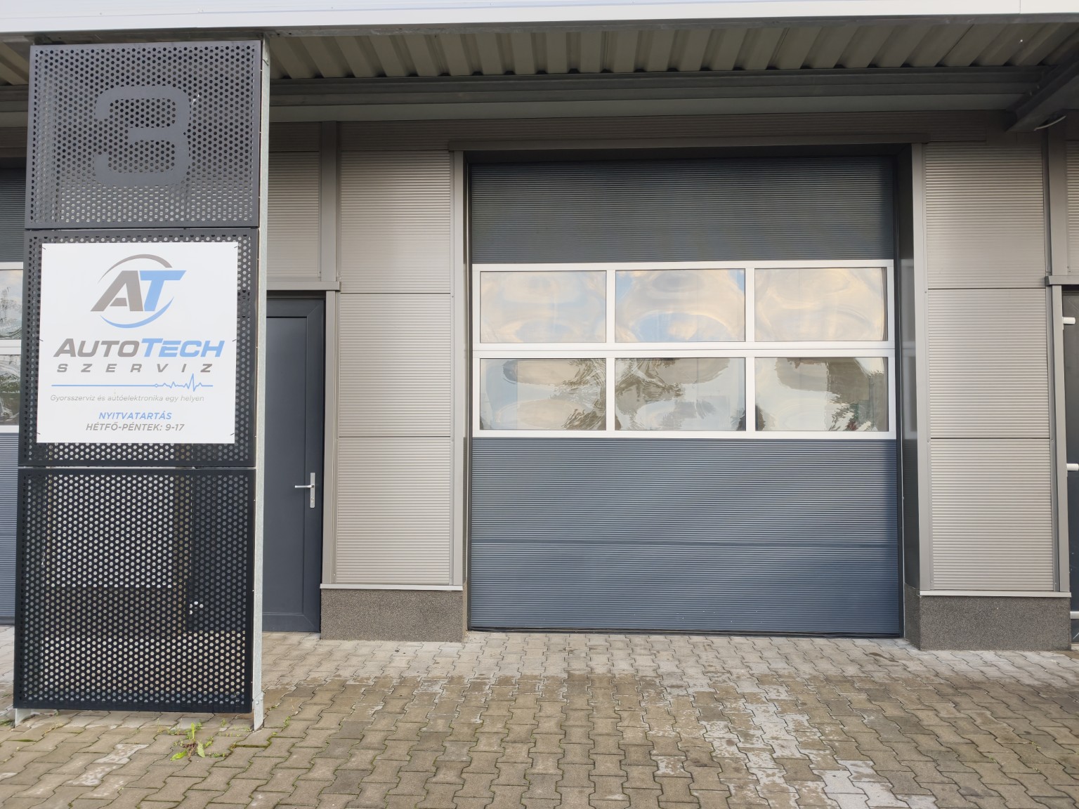 A 3-as műhely bejárata az AutoTech táblával